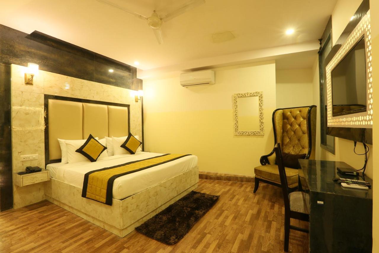 Hotel plazzo Nuova Delhi Esterno foto