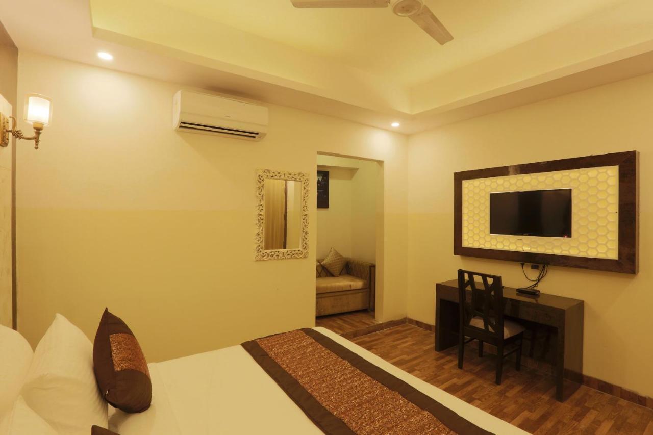 Hotel plazzo Nuova Delhi Esterno foto