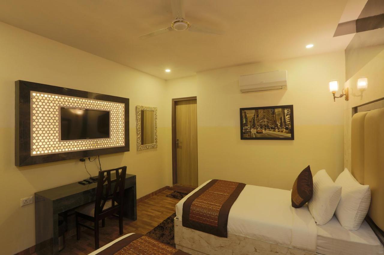 Hotel plazzo Nuova Delhi Esterno foto