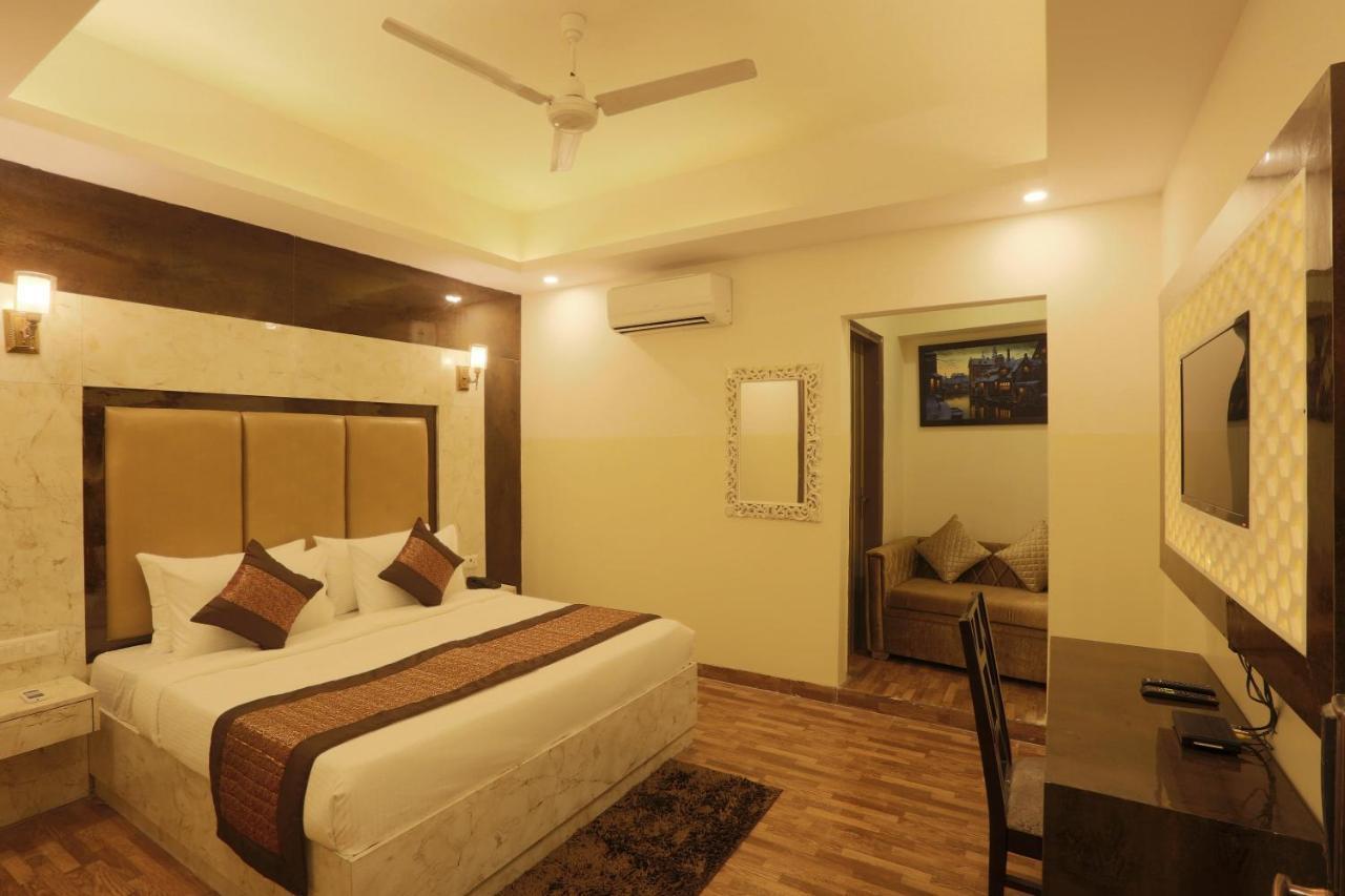 Hotel plazzo Nuova Delhi Esterno foto